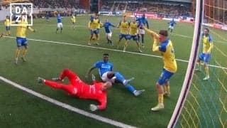 疑惑の判定！ 小久保玲央ブライアンが“神の手”で失点？ 味方FW激怒「手でゴールを決めた！」監督も「ハンドに見えたが…」