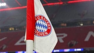 クラブハウス前での事故でバイエルンの選手たちが足止め…ノイアーは警察の横で歩道を走る仰天行動