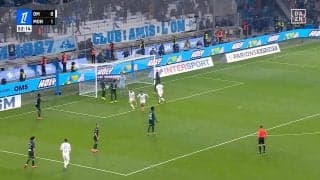 一体、何が！？ DF陣“混乱”…バックヘッドで繋いだスーパーゴールにデゼルビ監督も感情爆発 「めっちゃ喜んでる」SNS注目