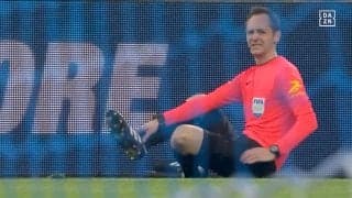 前代未聞！？“審判に”選手がスライディング→負傷交代のアクシデント 無念のシーンに「大丈夫か？」「やっぱり」ネット騒然