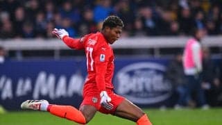 飛びすぎだろ…鈴木彩艶の“80m級ロングキック”が衝撃的！「誇張抜きでエグすぎ」「敵プレスを無力化」驚愕フィードの一部始終