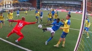 “疑惑の同点弾”が大論争！ 小久保玲央ブライアンが“神の手”被害？「完全にハンド」「ボールの軌道が変」「スローでも判別不能」ファン注目