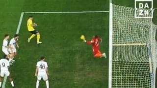 「怪物だ」鈴木彩艶の“ミラクルセーブ”に現地メディア衝撃！「驚異的な反応」「スーパーGKだ」予測不能シュートを弾いた瞬間