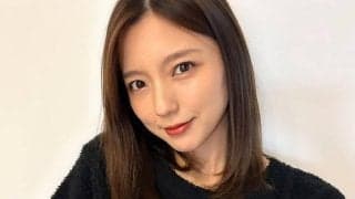 ｢お茶目なポーズ、めっかわ｣元日本代表の鹿島MF柴崎岳の美人妻、お忍びキャップ姿で｢子供と一緒｣家族でお出かけプラべショット｢カメラマンは岳さん｣｢幸せな笑顔｣