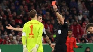 38歳ノイアーが“体当たり”でキャリア初のレッド…「申し訳ない。チームにも謝罪」