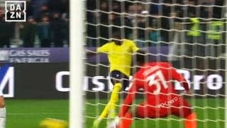 「手足が自由自在！」鈴木彩艶の“超反応セーブ”にファン驚愕！「無双だ」「左足が伸びた」「ポジショニングも完璧」実況も唸った瞬間