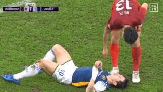 「衝撃的な暴力…」中国代表DFが“顔面キック”→韓国人MFが流血！「これがサッカーか？」「激しすぎる反則」一発退場に現地メディア激怒