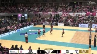 客席に飛び込んでレシーブ→5秒後にスパイクをレシーブ→得点を生むトス！ 女子バレー選手のガッツに大歓声