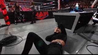 何という暴挙…眼窩底骨折の女子レスラー、テーブル角に顔面を強打して苦悶 ヒール女子の凶行に「角はアカン」心配の声