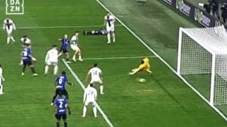 “衝撃の16秒”鈴木彩艶が無念…至近距離弾ビッグセーブが「凄すぎ」→守備崩壊で「責任なし…」王者インテルの洗礼を受けた瞬間