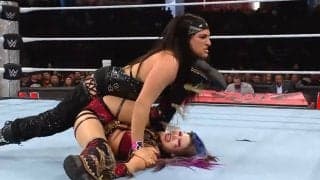 “デカ女”レスラー、日本人女子スーパースターを蹂躙…！ 衝撃光景にファンも“ドン引き”