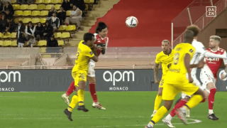 「赤だろ」「やりすぎだって」南野拓実、脇腹に食い込む強烈タックル受けピッチに転倒悶絶「意図的に突き飛ばしてるな」「ドキッとする音が...」