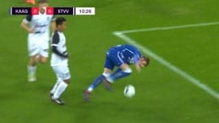 「吹っ飛ばした！」藤田譲瑠チマ、“強烈タックル”炸裂の瞬間「強いな」 相手FWを吹っ飛ばす→ボールを奪取してイラつかせる