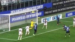 「なんてセーブだ！」鈴木彩艶、セリエA最強FWを止めた！強烈ヘッド弾を“右手１本”で防ぎ現地メディア称賛「素晴らしい反応」