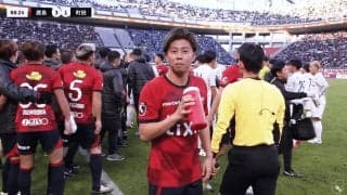 え、何してんの？ 乱闘中に“１人でニヤニヤ”「カメラ目線すなw」「最高にウケる顔」鹿島DFの珍行動に爆笑の嵐