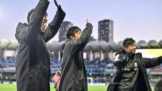 「泣ける写真」「来てたんですね…」川崎・鬼木達監督の“涙姿”を見守る「2人のクラブOBが駆け付けた現地姿」にファンが心掴まれる……他クラブ所属も恩師のために来場