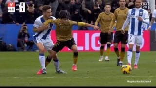 ヤバすぎる… 久保建英に「ドン引き」 ヒドい反則守備→腕を引っ張られても“脅威のキープ力”「強すぎ」「倒れないw」