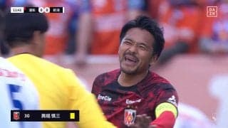 「危うく退場しかねない気合」浦和・興梠慎三の“ラストタックル”が話題 現役最後のイエローで口元は「ごめん」SNS注目