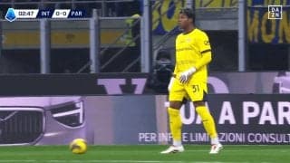 ワンステップで70m級！ 鈴木彩艶の“飛びすぎフィード”にファン驚愕！「ガチでキックは世界有数」「ザイオン砲」