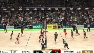 これはヤバい…観客も騙された！ バレーボールで衝撃トリックプレー 会場どよめきの妙技に「声出たわ！！」驚きの声相次ぐ