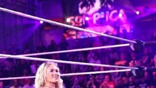 「マジでイカれてる」元体操の美女レスラー、危険すぎる“バク転”場外ダイブ→驚異の着地 衝撃の身体能力に「信じられないアスリート」