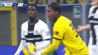 「なにしてんの笑」鈴木彩艶の“珍パントキック”に総ツッコミ！「痛そう」「低弾道すぎる」味方の背中に直撃した瞬間