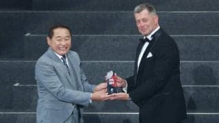 2年ぶり2度目の優秀監督賞に広島スキッベ監督「みんな優しいから(笑)」、2位フィニッシュは「広島中が悲しんでいた」