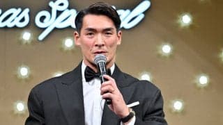 「赤はよく着るよね」槙野智章氏が妻で女優の高梨臨の「真っ赤なドレス姿」にデレデレ！ 夫婦そろって表参道に姿を現し、見つめ合うなど仲睦まじい様子を披露