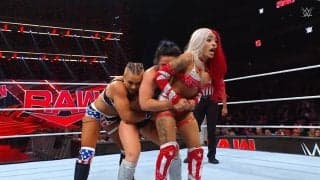 ヤバすぎる… 小柄女子レスラー、“二人同時”にぶっこ抜いた！ 衝撃ジャーマンに会場騒然