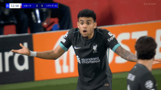 疑惑の判定！「当たり屋やん…」リヴァプールFW、転倒して膝蹴り被害→不可解なイエロー処分「意味不明」「ディアスは何も悪くない」