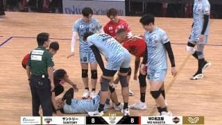 弾丸スパイクが…顔面直撃で吹っ飛ぶ様子にアリーナ騒然 相手選手も心配顔で駆け寄る