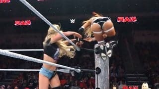 “悪女”レスラー、場外に“ぶん投げ”で階段に顔面強打… 魔性のインサイドワークに衝撃