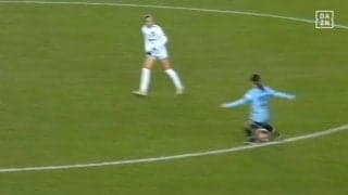 「美しすぎる…」 長谷川唯、ピッチを切り裂く“ピンポイントフィード”炸裂の瞬間「上手すぎ」 マンC日本人コンビの“超連係”にスタジアム騒然