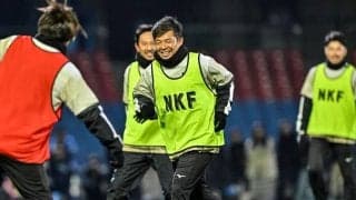 「これだけで泣ける」「尊い…」鹿島の新指揮官・鬼木監督の川崎の歴代名選手による「奪い合いハグ姿」がファンの心を掴む！「いかに鬼さんが慕われているか分かる」と退任を惜しむ声