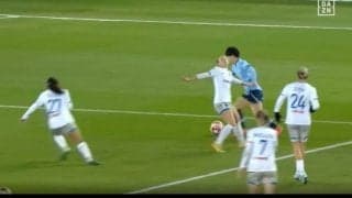  スタジアム騒然！ 藤野あおばに「ドン引き」 相手DFに“異変”… 超絶ドリブル→完璧クロスで様子がおかしくなる「エグい」