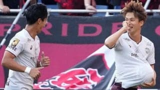 ｢すげぇー｣｢連覇にベイビー｣J1神戸MF井出遥也の元E-girls美人妻、生後2か月の我が子を抱くピッチ上の3ショットに｢最高｣の声