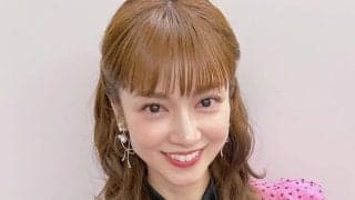｢美しすぎる40歳｣｢誕生日になぜ枕⁉｣日本代表DF長友佑都の美人妻、｢後ろ振り向けない｣枕ドレス姿で誕生日報告｢足が細くて綺麗｣絶賛と｢どんな格好｣ツッコミも
