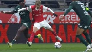 「ファウルだろ！」伊東純也、見えない位置でユニフォームを引き倒されて転倒「PKかと思った」ドリブル阻止され抗議もノーファウルでファン不満の声