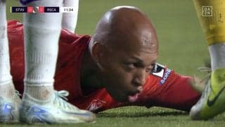 超ビッグセーブ！小久保玲央ブライアン、絶体絶命のカウンターを1人で救った瞬間 “超絶ブロッキング”にスタジアム熱狂