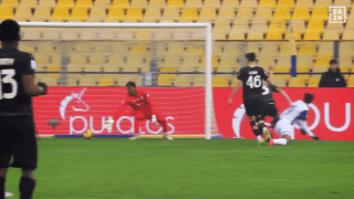 鈴木彩艶の“勝負を分けた失点”「触れただろ」vs「厳しいって」ファン論争！現地メディアの見解は？