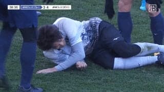 内田篤人が「ケツを蹴られた笑」“まさかの宇宙開発シュート”にスタジアム騒然！ 先輩からいじられまくった一部始終「お膳立てをw」