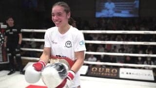 「ラウンドガールがぶん投げたw」ファン驚きの“珍事” 熱戦直後に発生した“場外”での一コマ