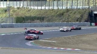 一体、何が！？レース再開“直前に”フェアレディZがまさかのスピン！ 「やってもうた」痛恨の瞬間にガレージも騒然