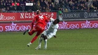 危ない！小久保玲央ブライアン、果敢な飛び出しも接触で苦悶 カメラが捉えた“決定的瞬間”にスタジアム大ブーイング