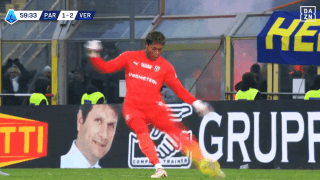 ガチか…左足で！？ 鈴木彩艶、驚異の“逆足キック”が60m超え！「えぐいな」「鬼フィード」軽いキック→大飛距離でファン仰天