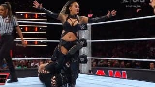 足がぐにゃり…“極まりすぎちゃった”関節技に女子レスラーが悶絶 “技の連鎖”が独創的すぎる