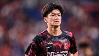 「素敵なお写真で、仲の良さが伝わります」J1浦和MF大久保智明の結婚報告「白い服装での新婚夫婦2ショット」が話題に！ 緑の中で撮影した仲睦まじい一枚