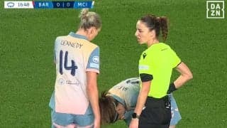 なにするんだ！長谷川唯、顔面に“強烈肘打ち”被害…“最強女王”と競り合って悲劇のアクシデント→スタジアム騒然