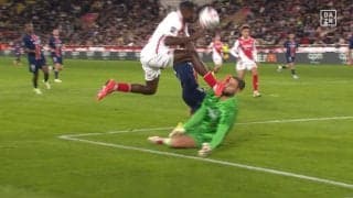 「顔えぐすぎて笑えない」衝撃の接触事故にスタジアム騒然「恐ろしすぎる」イタリア代表GK、顔面にスパイク直撃で頬が削り取られ流血負傷