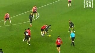 「異常な寄せの速さ」“偽CB”遠藤航、鬼プレスを発動！最前線での衝撃守備が「キレキレすぎる」リヴァプール指揮官も絶賛